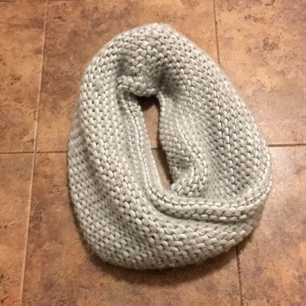 Light gray knit scarf